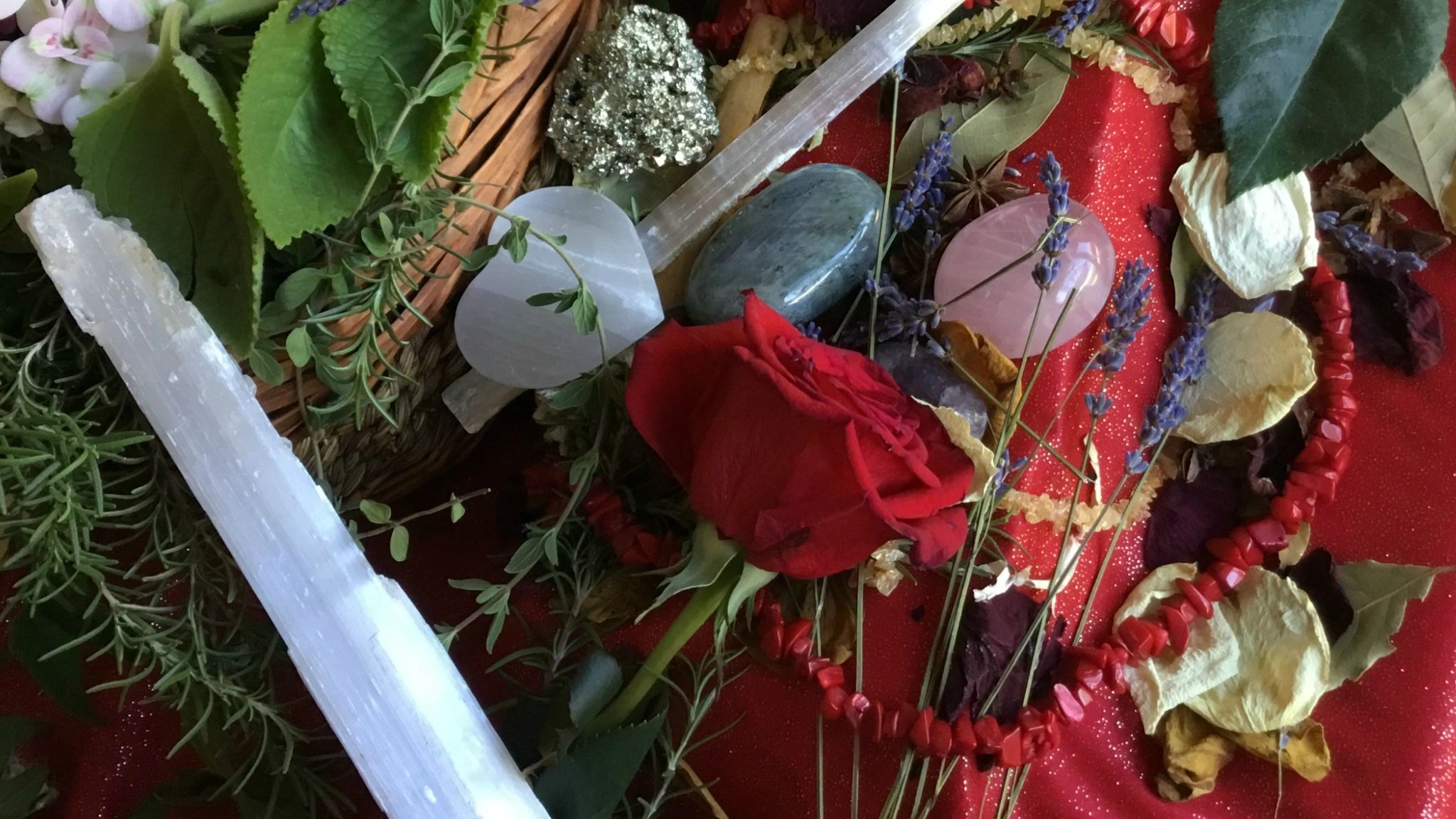 Meditación espiritual con velas y luz mística